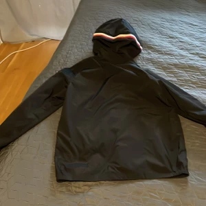 Moncler windbreaker - Tja säljer nu min Moncler jacka. Har inte haft den jätte länge men den är tyvärr för liten. Den är i ett 9/10 skick. Storlek 1 (s) Självklart äkta.  Alla scans fungerar perfekt. Pris kan diskuteras vid snabb affär.  