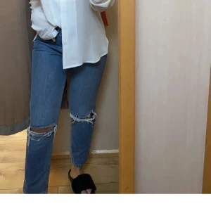 Jeans - Snygga blå jeans med slitningar på knäna från BikBok. Stl. 28/30. Nypris 500kr. Sparsamt använda. 