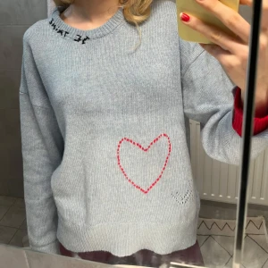 Zadig Voltaire tröja - Säljer min fina tröja ifrån Zadig Voltaire då den tyvärr inte kommer till användning 💝 nyskick, endast använd en gång 😊 Nypris ca 7000kr, kan gå ner i pris vid snabb affär!