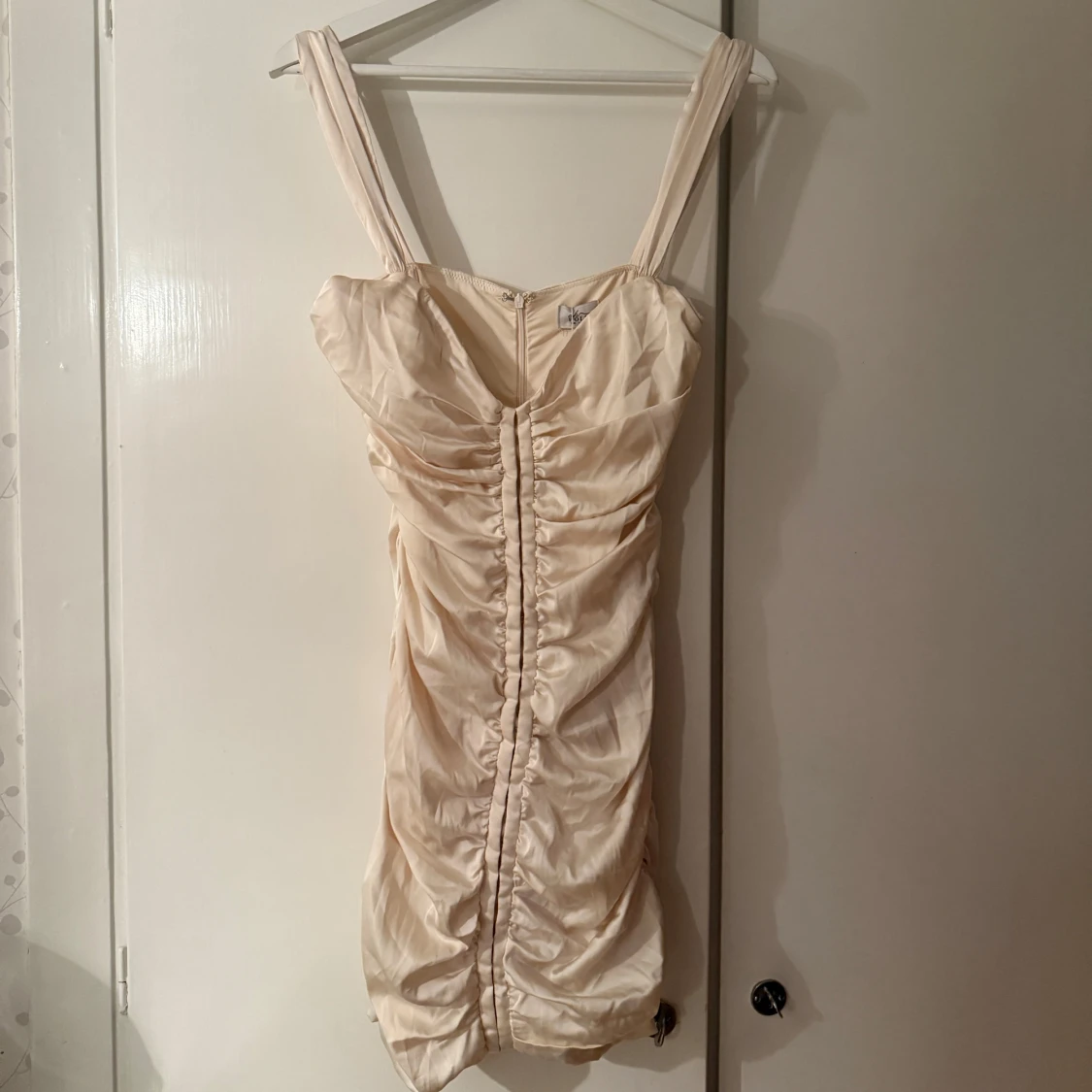 Champagnefärgad klänning från Oh Polly - 2