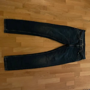 Blå jeans från Nudie Jeans - Säljer ett par snygga blå jeans från Nudie Jeans. Modellen heter lean dean