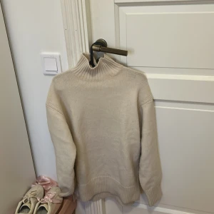 Beige stickad polotröja - Säljer denna supergulliga tröjan från H&M då jag bytt stil, populär och slutsåld på hemsidan! Pris går att diskutera 😊