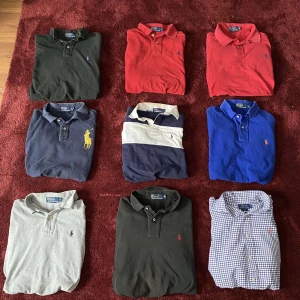 Flera pikétröjor från Ralph Lauren - Säljer flera pikétröjor från Ralph Lauren i olika färger och mönster. Tröjorna finns i rött, blått, grått och svart, samt en randig variant i blått och vitt. Perfekta för en stilren look.