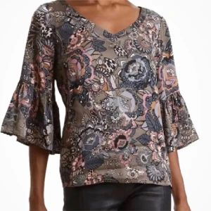 Super fin! Mönstrad blus från Odd Molly - Knappt använd! Säljer en snygg mönstrad blus från Odd Molly med v-ringning och 3/4-ärmar med volang. Blusen har ett dekorativt blommönster i dova färger och är tillverkad i 100% glansig viskos. Så fin nu till våren 🌸Stl 1 vilket motsvarar stl S, jag skulle säga stl 36