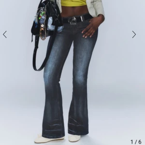 Mörkblå bootcut jeans - Weekday jeans i storlek 28/30. Helt nya med prislapp och aldrig använda Snygga mörkblå bootcut jeans med en lätt tvättad look. De har en klassisk femficksdesign och en låg midja. 