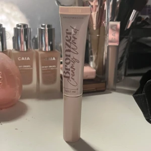 Makeup Mekka Bronzer - Bronzer wand från Makeup Mekka i färgen Shady Brown. Använd typ 2 gånger 