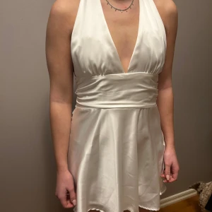 Vit klänning Zara - Jätte fin klänning från Zara som knappt är använd 💓 storlek M!!