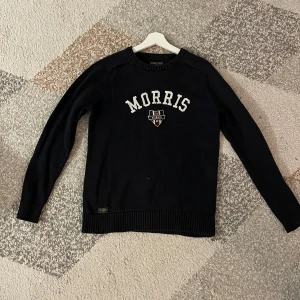 Marinblå  tröja från Morris - Snygg svart tröja från Morris i storlek S. Tröjan är stilren. Det som syns på bilden ”smutsen” är bortplockad. Skriv pm om du vill ha upptaderade bilder⭐️🙏🏻