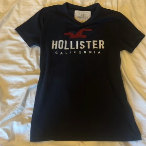 Mörkblå t-shirt från Hollister - Snygg t-shirt från Hollister i storlek xs