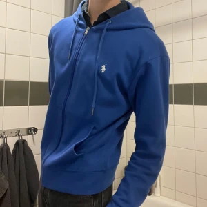 Ralph Lauren Zip - Nypris 1799kr, Mycket bra skick, Modellen är 186cm 70kg