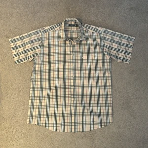 💫Vintage Burberry skjorta💫 - Riktigt snygg skjorta perfekt till sommaren. STORLEK 17 vilket passar L/M. Skriv vid fler frågor/bilder.
