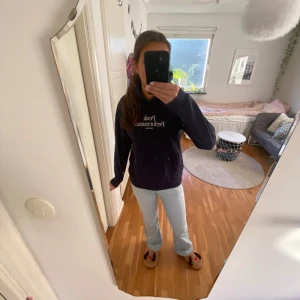 Mörkblå Peak Performance hoodie - Säljer en snygg mörkblå hoodie från Peak Performance i bra skick. Man kan känna att tröjan är tvättade så som det brukar bli med de flesta hoodies annars inga tecken på användning.