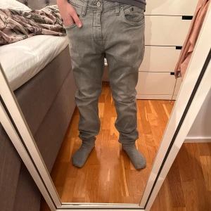 Grå jeansbyxor från Sublevel - Snygga grå jeansbyxor från Sublevel i storlek L. De har en klassisk femficksdesign och en rak passform. Perfekta för en avslappnad stil.