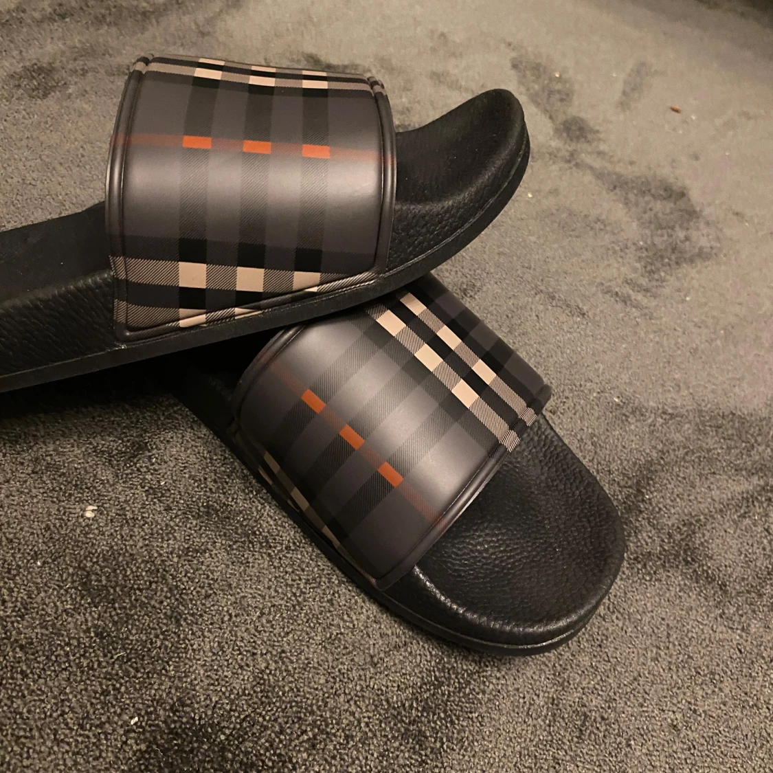 Svarta sandaler med rutigt mönster