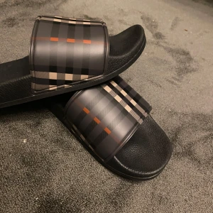 Svarta sandaler med rutigt mönster - Storlek 41 parfekta till sommaren hör av er om mer frågor och vid snabb afär går jag ner i pris