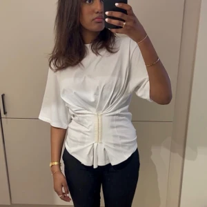 Vit korsett-topp MONKI - Intressekoll! Vit korsett-topp från Monki. Tshirt liknande med en tajt midja. Använd 2 gången. Storlek M men skulle säga S/M. 