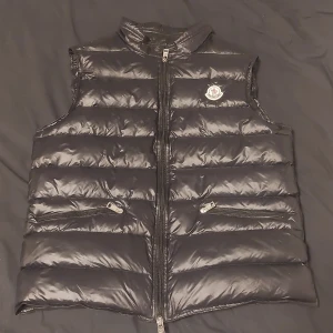 Svart moncler väst - Svart moncler väst. Nytt pris, innan 1500 kr nu 1250 kr.
