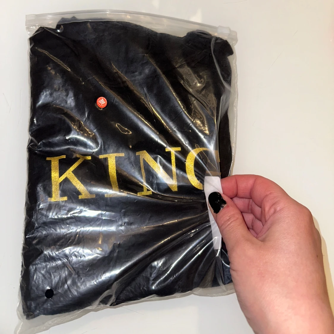 Svart ärmlös huvtröja med texten 'KING' - 3