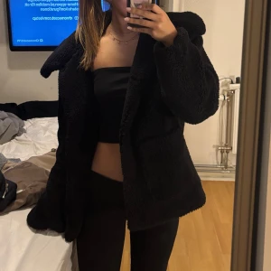 Svart teddyjacka från NA-KD - (Det saknas två knappar till jackan) det har dock inte varit ett problem för mig eftersom jag inte stänger jackan för jag tycker det är snyggare att gå öppet💕 