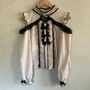 Jirai Kei blus - Köpt här på Plick för 445 kr (därav priset). Obs! Finns inget märke eller storlek. Kvaliteten är inte den bästa, en pärla föll av när jag tvättade den i maskinen fastän jag hade allt jag kunde för att den skulle hålla bra. En bit av en sten är också borta. Fanns ett hål vid kragen som jag lagade, men det syns inte när den är på. Finns lösa trådar här och var. Lite nopprig med tyvärr. Hör av dig vid frågor 💕