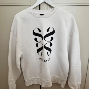 Vit sweatshirt 🤍 - Säljer en vit sweatshirt från Gina med ett svart grafiskt tryck på framsidan. Hör av dig vid intresse! 🤍
