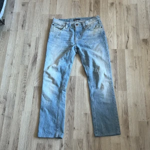 Nudie Jeans - As snygga nudie jeans! Dom är i väldigt bra skick. Inte säker på nypris men garanterat över 1000 lappen. Bara att höra av er om ni funderar över något. Öppen för byten också!🤝