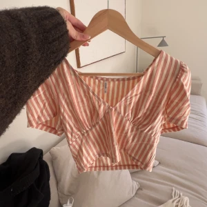 Randig kortärmad topp - Säljer denna as söta topp använd 1 gång