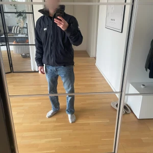 Helly Hansen Jacka - Säljer nu denna riktigt feta jackan från helly hansen, perfekt till våren! Storleken är L men den passar mig bra som har M också. Jackan är i fint skick utan skador. Skriv privat om du har frågor!