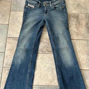 Diesel jeans - Jätte snygga lowaist bootcut diesel jeans i W27 L30🥰 de är som nya i skicket. Kom privat för frågor eller mått!