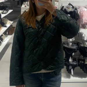 SVART quiltad jacka från Gina Tricot - Säljer en snygg SVART (hittar ej bild på den svarta någonstans) quiltad jacka från Gina Tricot.  Perfekt för höst och vår med sin lätta och stilrena look. Passar bra till jeans eller kjol för en avslappnad stil.