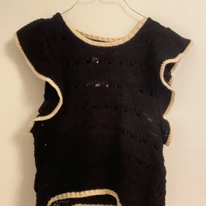 Svart ärmlös topp från H&M - Säljer en svart ärmlös topp från H&M med beige kantdetaljer. Toppen är tillverkad av 20% återvunnen bomull och har inte användts 💕                                      