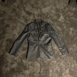 Grå kavaj från H&M - Säljer en fet marinblå kavaj från H&M i slim fit. Original pris är runt 1000kr så Hör av dig vid minsta fundering 