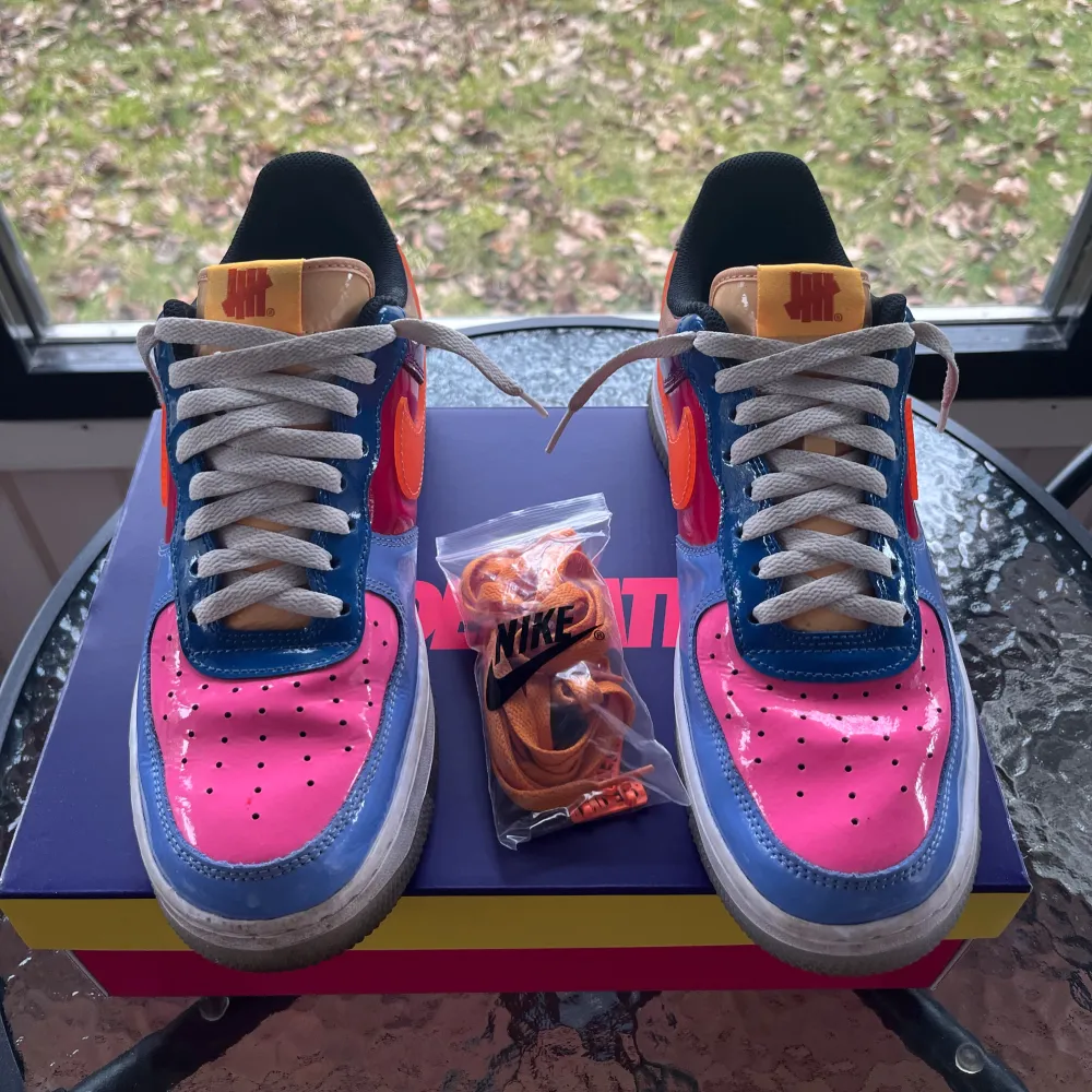 Säljer ett par unika och färgglada Nike air force 1 i samarbete med undefeated. Skulle säga att de är i ett bra skick bara lite smutsiga på sulan men kan tvättas och är lite creasade. De är ganska sällsynta. Säljs för att de är för små. Storlek 43. Alla tillbehör ingår. Säljs för typ 2000 plus på andra sidor.. Kengät.