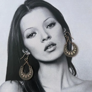 Örhängen- Silver  - Skriv till oss om frågor vid t.ex storlek osv! 