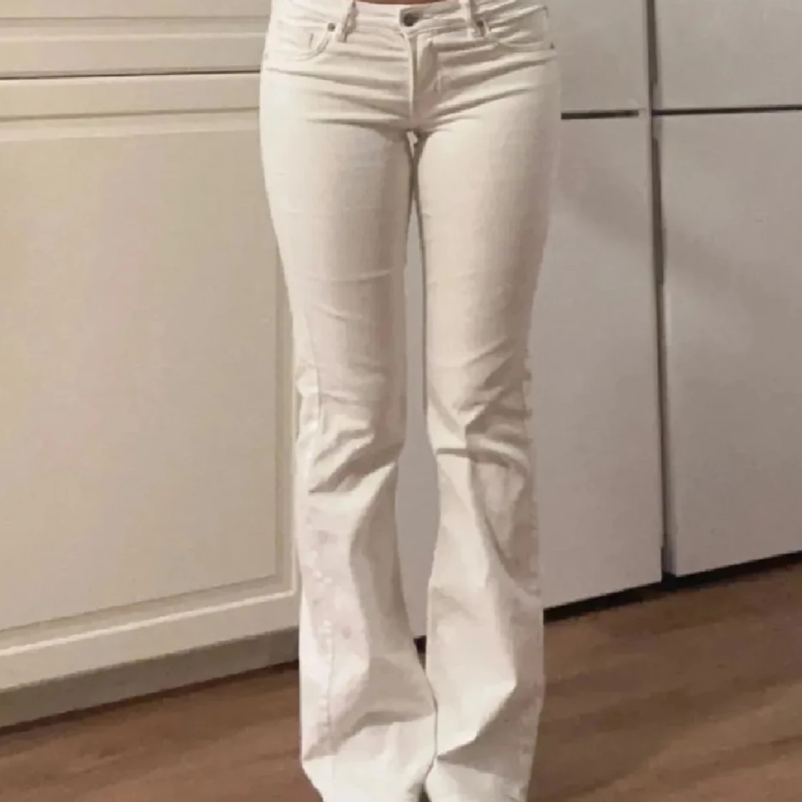 Vita bootcut jeans från HM