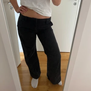 Byxor  - Snygga  byxor från Gina Tricot . Byxorna har en låg midja och en rak passform, jag är 173cm för referens🤗dom är marinblå/svarta i färgen! 