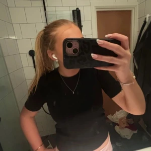 Svart topp från Saint Tropez - Säljer en stilren svart topp från Saint Tropez i storlek XS. Toppen har korta ärmar och en klassisk rund halsringning. Perfekt för att matcha med olika outfits! Använd fåtal gånger🤗🤗🤗