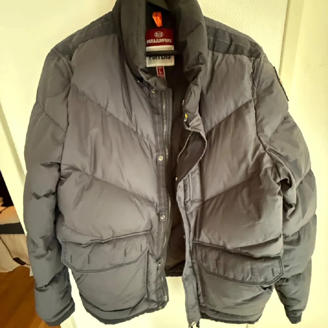 Grå pufferjacka från Parajumpers