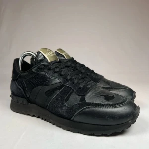 Valentino rocrunner - Ett par feta Rocrunners🍾🤙🏽 storlek 37.5. Hör av dig vid några Fundeingar🙌