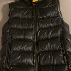 Svart dunväst från Parajumpers - Säljer denna väst pga av att den är för liten storlek S, den har ett jätte litet hål på baksidan som inte syns, kan gå att fixas innan den säljs pris kan diskuteras vid snabb affär 