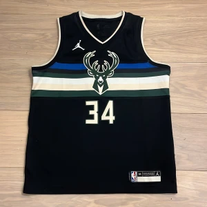 Svart basketlinne från Nike - Säljer ett svart basketlinne från Nike med nummer 34. Nypris är 1000 kr. Den är oanvänd och felfri. Pris går att diskutera.