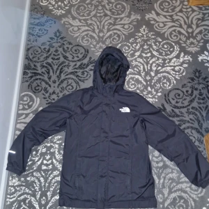 The North face jacka  - Den är Ganska ny använt den några gånger men fick en ny jacka så jag tänkte sälja det. Den är Mjuk och passande för våren och hösten. Och jag köpte den på deras hemsida för 700kr. 