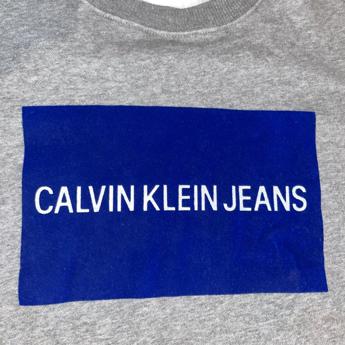 Grå sweatshirt från Calvin Klein Jeans - 2