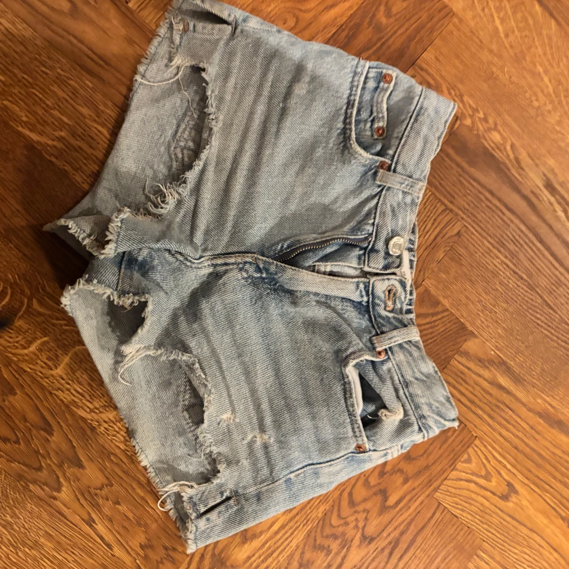 Blå jeansshorts med fransar