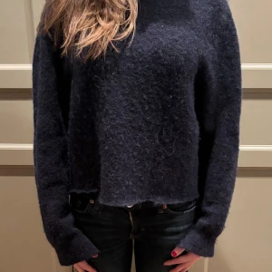 Mörkblå tröja från C.W. - Säljer en mysig mörkblå tröja från C.W. med lång ärm och en enkel design. Perfekt för kyliga dagar. Tröjan har en normal passform och är tillverkad i ett mjukt material.