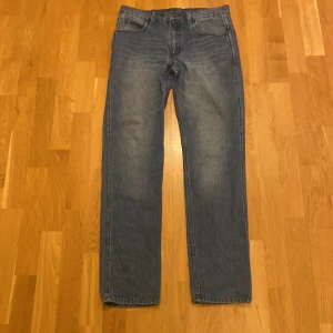 Jeans cheapmonday/weekday - Sparsamt använda jeans i storlek 28 32. Regular/slim fit. Pris 250, nypris 700. Pris kan diskuteras vid snabb affär.
