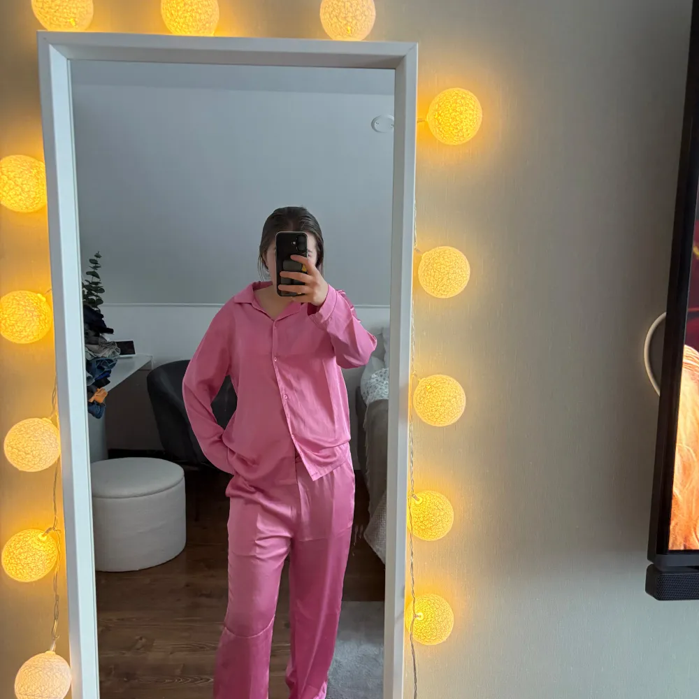 Väldigt fin pyjamas i ett underbart material. Nytt skick. Aldrig använd. Str 170 barn men passar xs och s . Farkut & Housut.