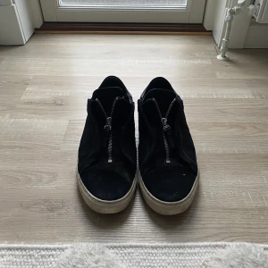 Arigato Skor - Tjenare! Säljer nu dessa riktigt snygga Arigatos. Skorna är i lite använt skick men fortfarande riktigt snygga. Kan rengöra mockan innan jag skickar dom om det önskas. Hör av er vid frågor och funderingar!🙌