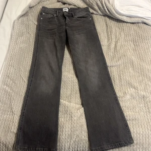 Grå bootcut jeans XS - Snygga grå bootcut jeans med klassisk femficksdesign och knappar bak. Perfekta för en avslappnad stil med en touch av 90-talsvibbar. Passar bra till sneakers eller boots. Har använd ett fåtal gånger men ser ny ut. Från Lager 157 med storleken: XS full length. Ordinarie pris:400kr. Hör av dig för eventuella frågor 😊kolla gärna in mina andra annonser!⤵️✨