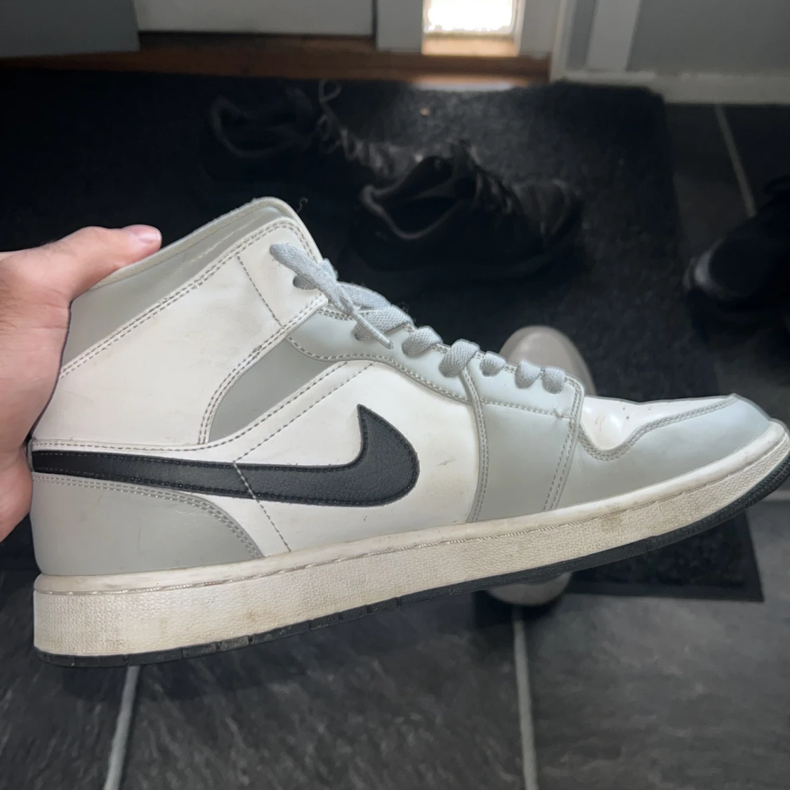 Grå och vita Nike Air Jordans - 2